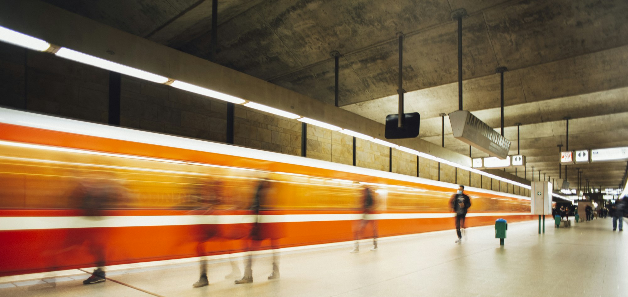 Une rame orange file le long d’un quai