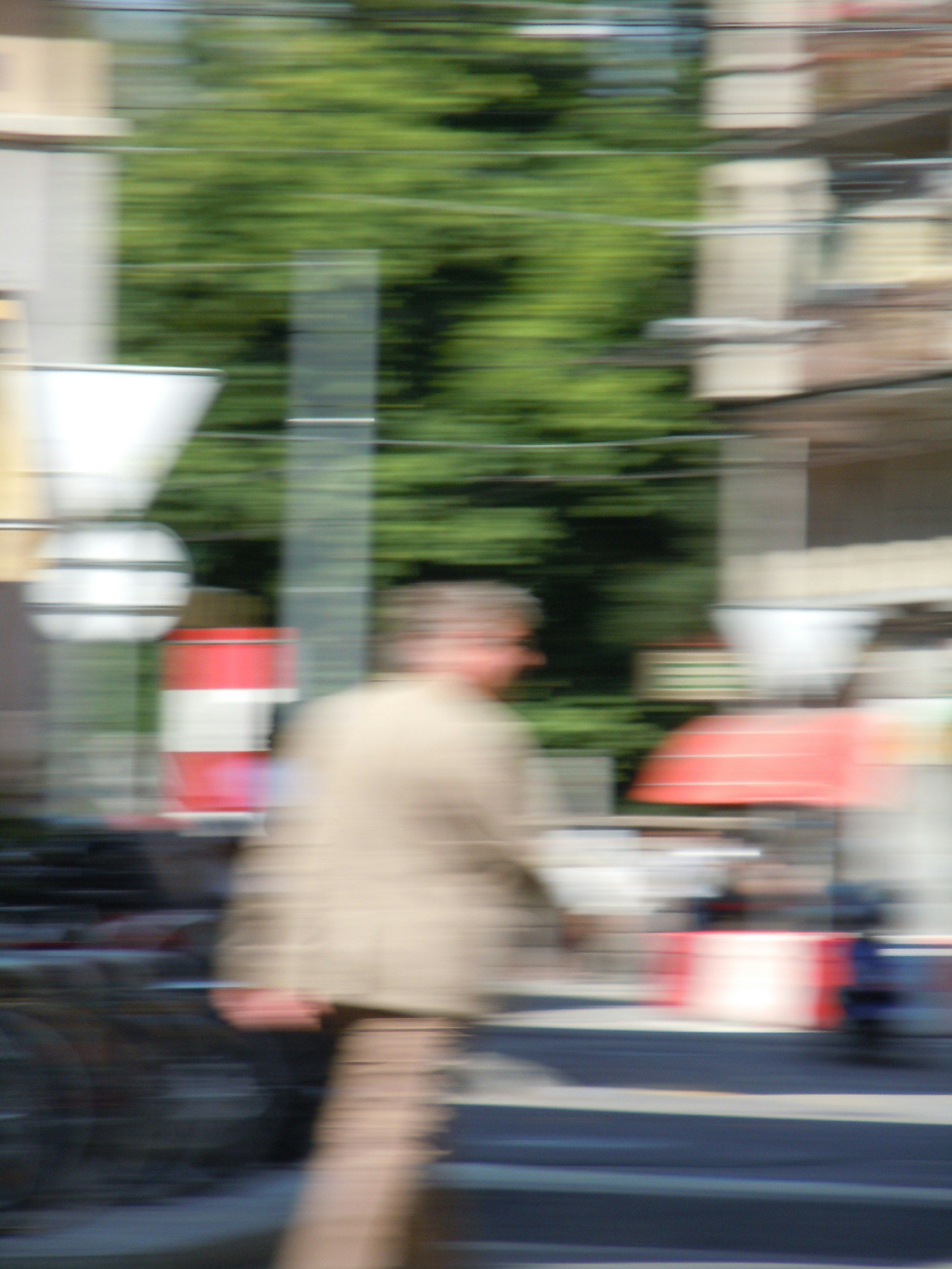 Des passants traversent une rue en ville